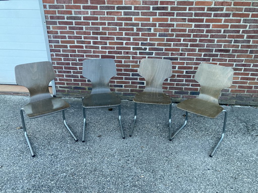 Sledestoelen schoolstoelen stapelstoelen jaren 70