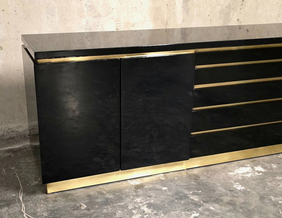 Jean-Claude Mahey per Maison Romeo Paris — Credenza in lacca nera e ottone, anni '70 – Credenze alte, Wood (photo 2 of 14)