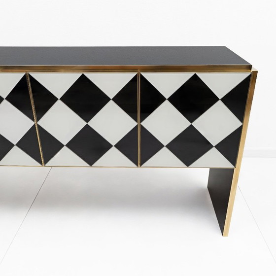 Dressoirs met wit en zwart ruitpatroon en messing details, Glas, Modern (foto 5 van 6)