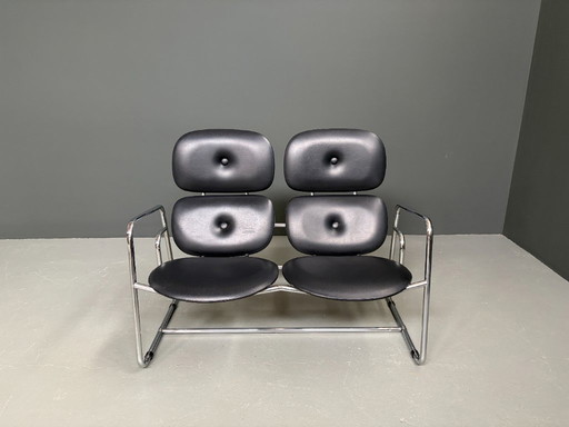 Divano italiano a 2 posti, tipico dello stile di Gae Aulenti e Poltronova