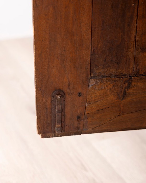 Armadio classico piemontese in noce del primo Settecento – Legno (photo 16 of 22)