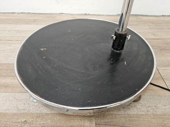 Image 1 of Lampada da terra anni '70 in metallo e vetro bianco