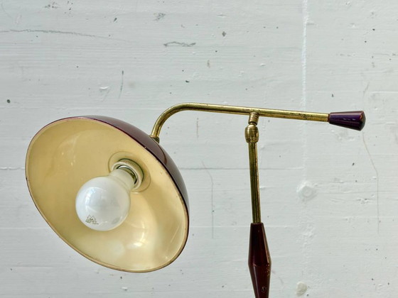 Image 1 of Tafellamp met messing arm en gelakte metalen kap, Italië jaren 1950