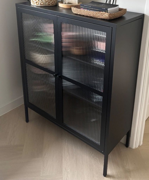 Te koop: DS4U zwart metalen vitrinekast 