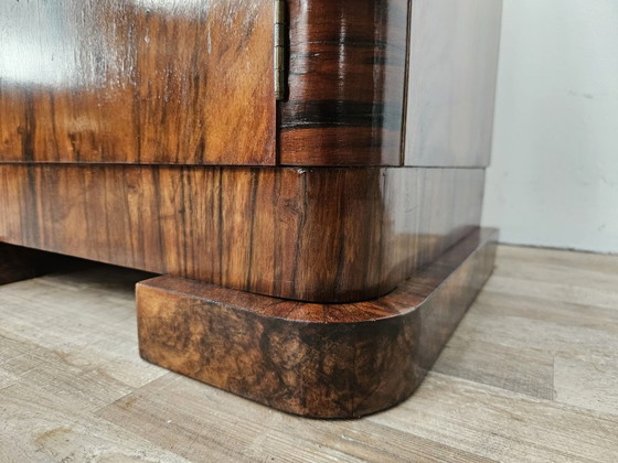 Image 1 of Mesitas de noche Art Déco lineales y geométricas en nogal