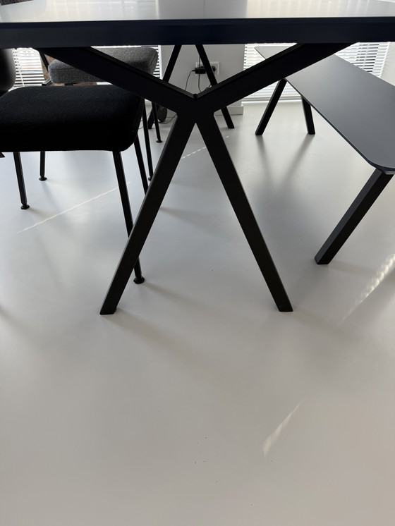 Image 1 of Studio HENK mesa de comedor de diseño - HPL Blu Fes + sillas Kvadrat