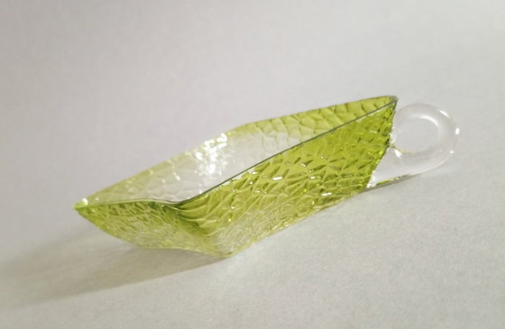 Image 1 of Kralik art-deco/jugendstil emerald crystal martele-decorated serving bowl with handle, 1910s