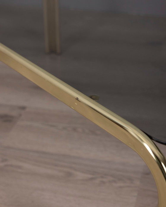 Image 1 of Vintage salontafel uit de jaren 70 in Italiaans design, uitgevoerd in verguld messing en rookglas.