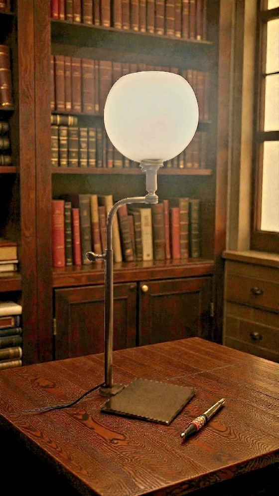 Image 1 of Lampe ancienne Laiton & Opaline - Travail moderniste années 40