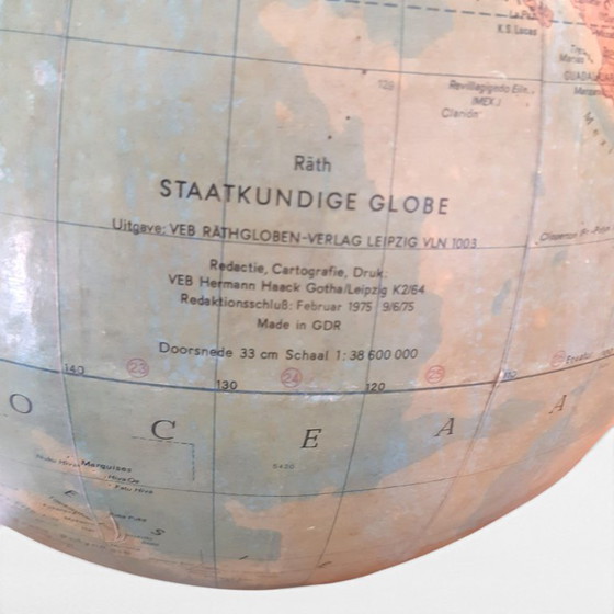 Image 1 of Globe vintage Räth en papier mâché, RDA 1975, H45D35