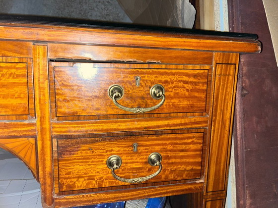 Image 1 of Maple & Co Prachtig Edwardiaans bureau van satijnhout met kruisbanden van walnoothout