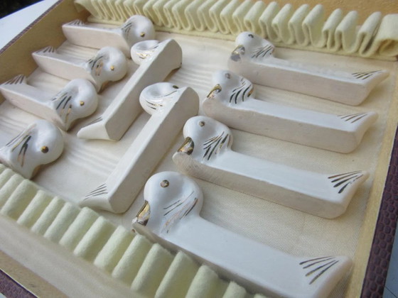 Image 1 of 10 repose-couteaux Art Déco en céramique en forme de canard, dans une ancienne boîte à couverts.
