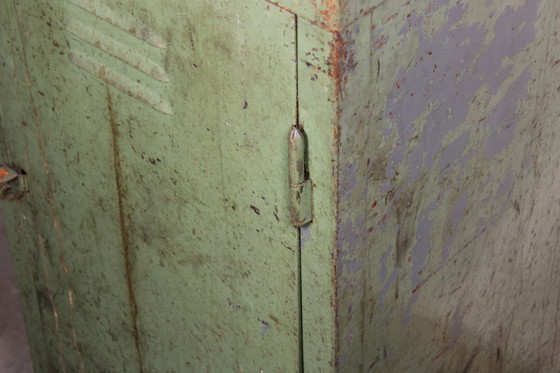 Image 1 of Armoire métallique industrielle antique • Armoire d'atelier vintage verte patinée • Style loft et usine