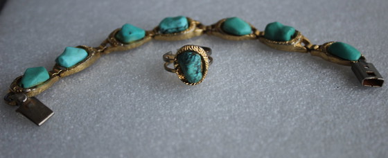 Image 1 of Vintage sieradenset bestaande uit een armband en een ring met turkoois op goudkleurig metaal.