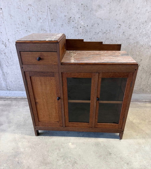 Vitrine der Amsterdamer Schule mit Marmorplatte