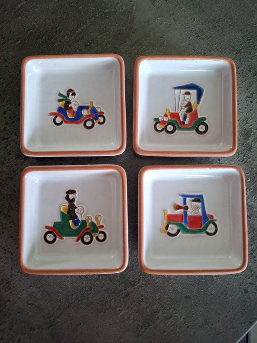 Lot de quatre bols en céramique avec illustrations de voitures