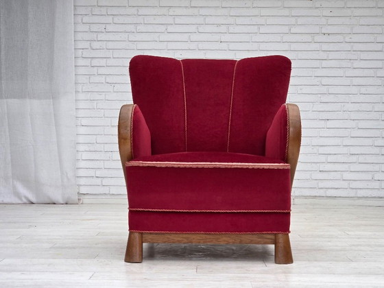 Image 1 of Fauteuil danois des années 1960, revêtement en velours rouge, bois de chêne.
