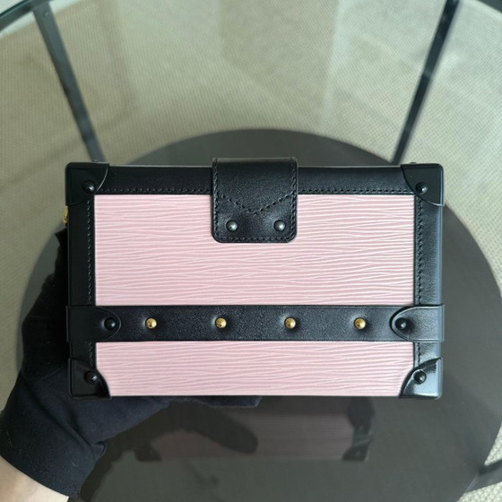 Image 1 of LOUIS VUITTON PETITE MALLE - SAC BANDOULIÈRE EPI ROSE CLAIR AVEC FERMOIRS DORÉS