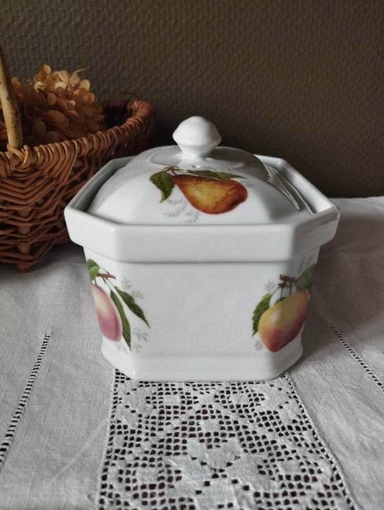 Image 1 of Antieke achthoekige terrine van wit porselein met veelkleurige fruitdecoratie.