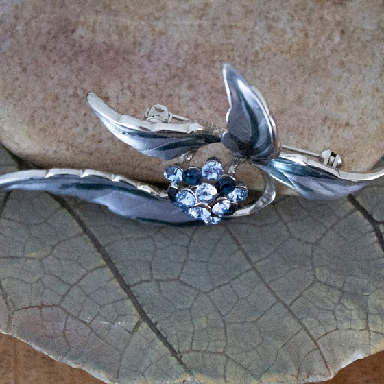 Image 1 of Spilla vintage a forma di fiore smaltato con strass blu