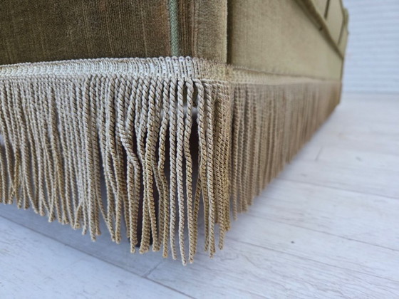 Image 1 of Deense 3-zitsbank uit de jaren 70, groen meubelvelours, poten van teakhout.