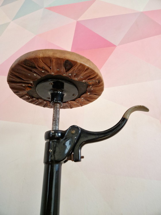 Sgabello da dentista industriale vintage d'epoca – Sgabelli, Metal, Leather (photo 3 of 5)