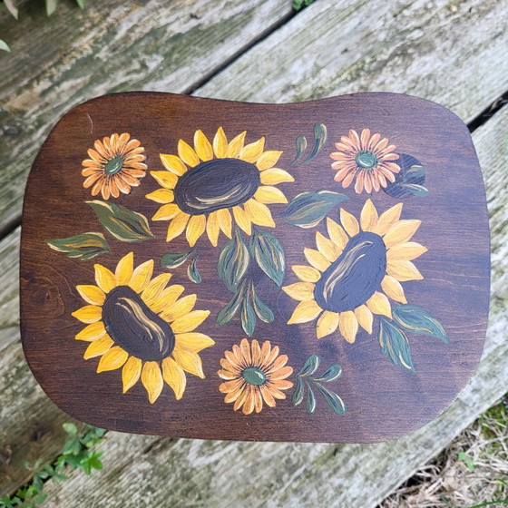 Vintage tripod stool, plant stand, sunflower patterns, Tabouret tripode, Wood, Yellow (photo 2 of 5)