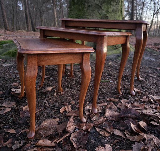 Elegante, antike Satztische mit Maserfurnier