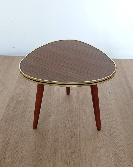 Image 1 of Mesa auxiliar de los años cincuenta con decoración de madera.