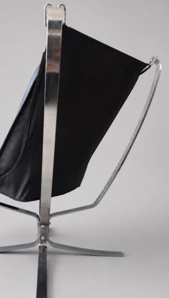 Image 1 of Sigurd Ressell – Falcon fauteuil met hoge rugleuning en voetenbank – Chroom en zwart leer – Noorwegen, ca. 1980