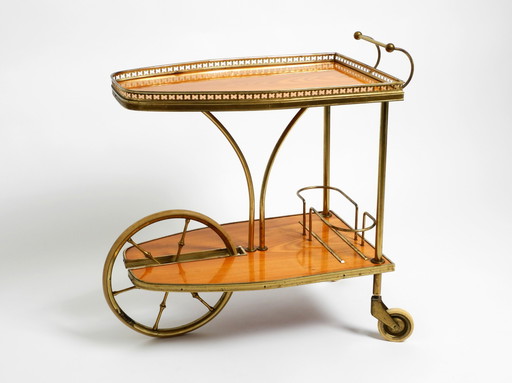 Magnifique chariot de bar ou de service en laiton et noyer de style français du milieu du siècle dernier