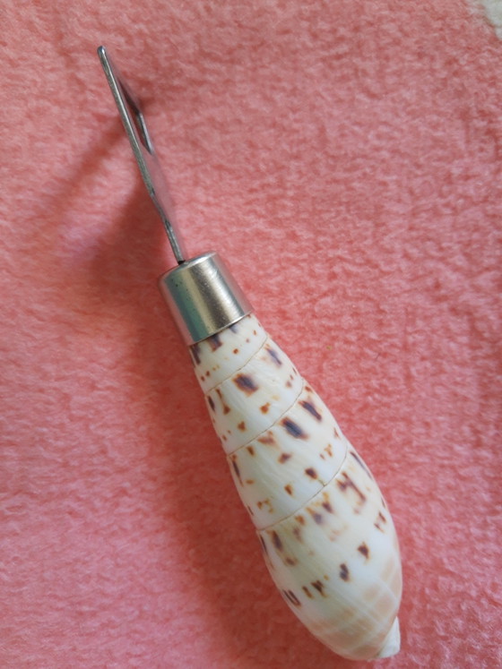 Apribottiglie vintage unico degli anni '60-'70 con manico a conchiglia. – Retro, Regali, Metal (photo 8 of 9)