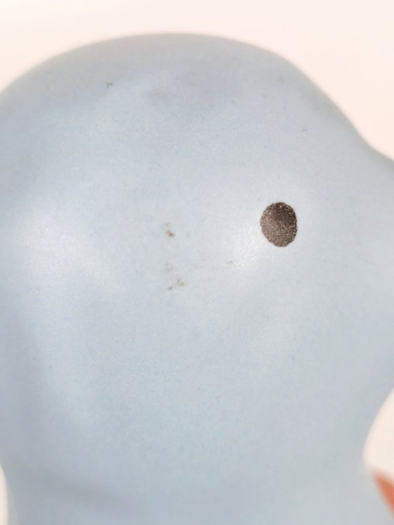 Image 1 of Keramische sculptuur van een blauwe pinguïn van IKEA, gemaakt door Katarina Brieditis, begin jaren 2000.