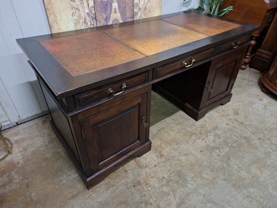 Image 1 of Klassiek teakhouten bureau, schrijftafel, desk met mooi geleefd ingelegd leer, lichte kromming in bovenblad