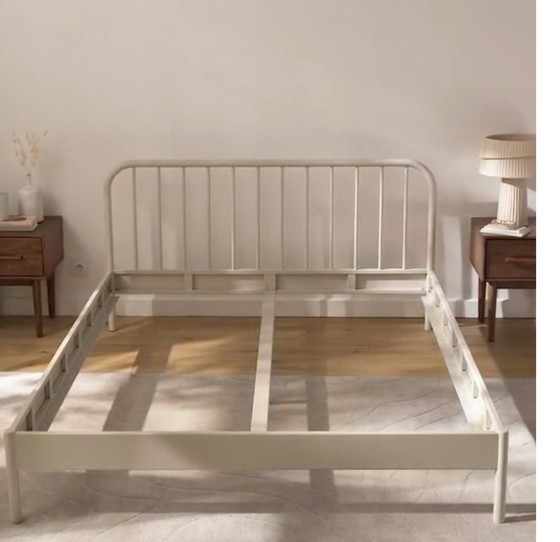 Struttura letto in metallo, colore beige di Westwing – Letti (photo 5 of 5)