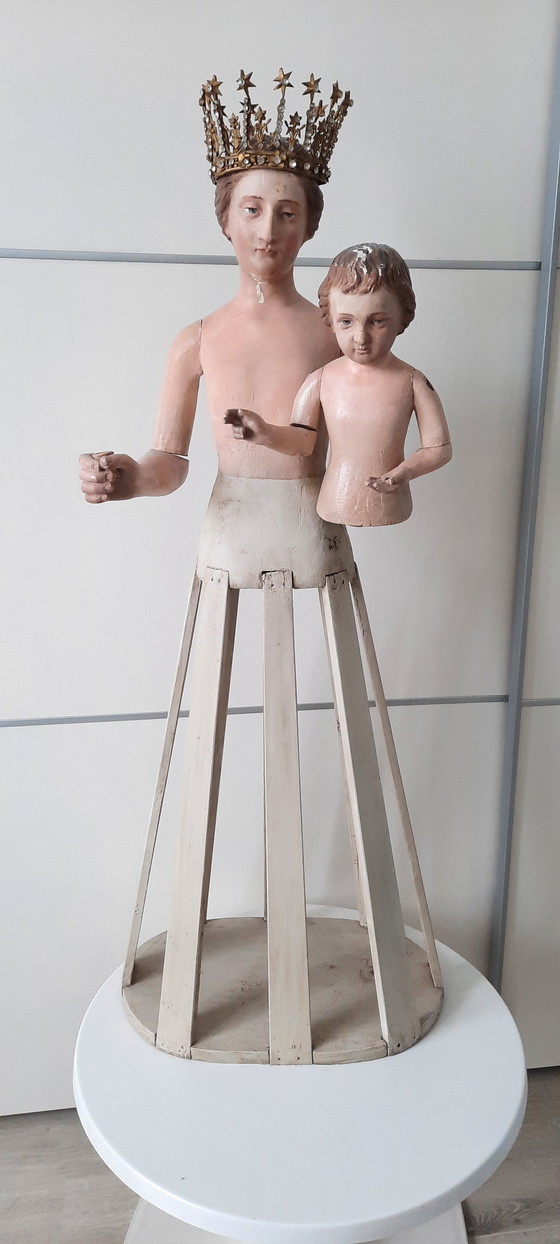 Image 1 of Wunderschöne antike Pfahlmadenfigur aus dem 18. Jahrhundert