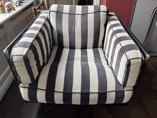 Deux fauteuils rayés noir et blanc de Poltrona Frau