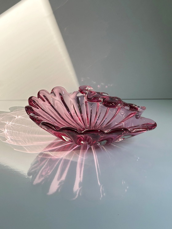 Image 1 of Grote vintage schelpvormige schaal van Formia Vetri Murano schelp cranberryglas fruitschaal Barovier Toso Zwaar Italië jaren 70