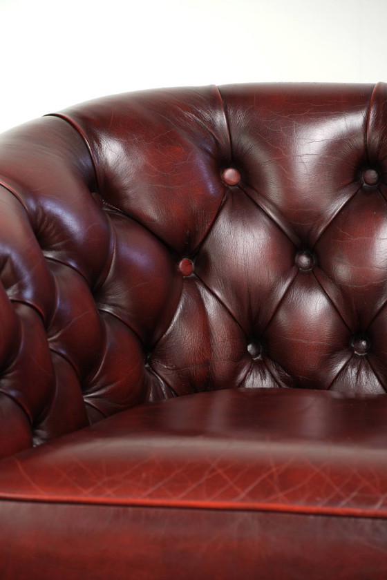 Schöner dezenter Chesterfield Sessel aus Rindsleder in einer begehrten und zeitlosen roten Farbe – Leather (photo 11 of 13)