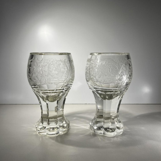 Verres à pied en cristal épais taillé avec décor de volutes et monogramme, Bohême, années 1900, Lot de 2 (photo 13 of 13)