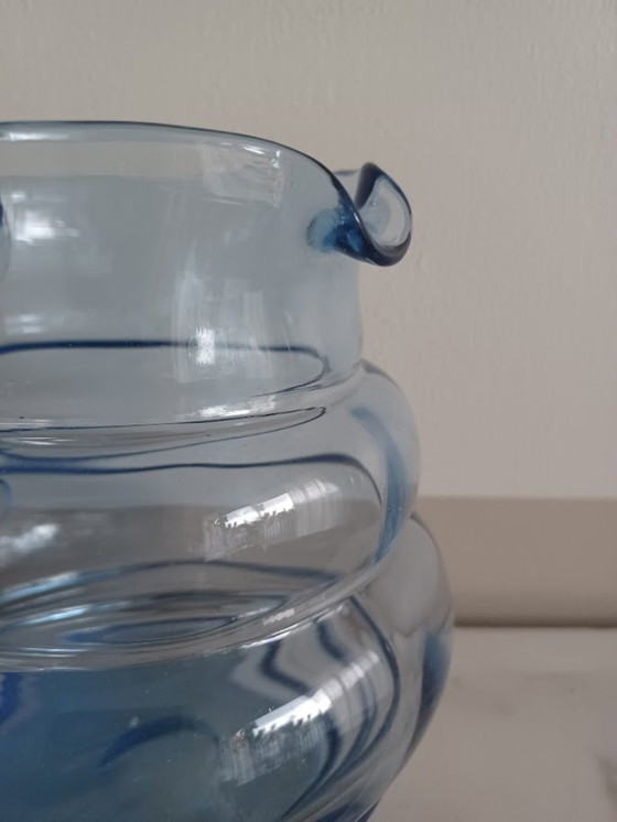 Image 1 of Vintage Art Deco stijl geribbelde blauwe glazen kan.