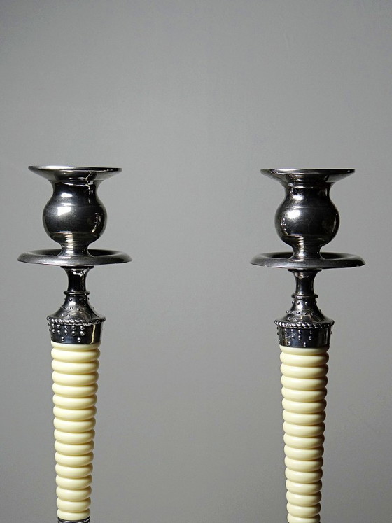 Image 1 of Par de candelabros antiguos estilo antorcha, de metal plateado y plástico con efecto marfil.