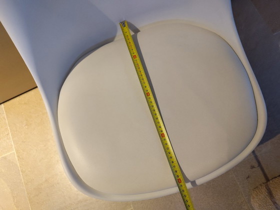 Image 1 of 6 repliche di sedie a secchiello Eames con base in metallo bianco