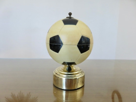 Distributore di sigarette "pallone da calcio" carillon, 1960 – Oggetti decorativi, Plastic (photo 2 of 10)