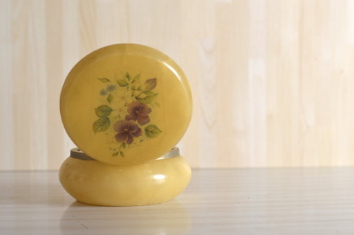 Ronde sieradendoos van onyx uit het midden van de vorige eeuw