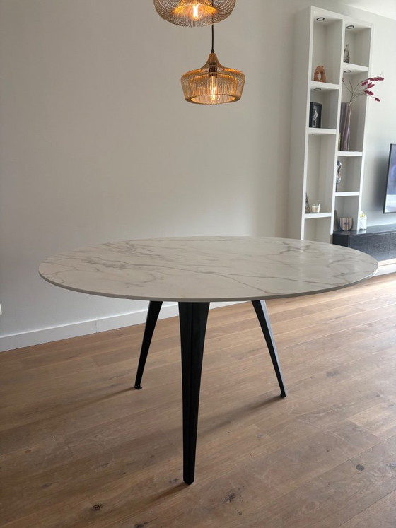 Tavolo da pranzo rotondo con piano effetto marmo e gambe nere, Table du sud, Tavoli da pranzo, Metallo, Altro (foto 4 di 5)