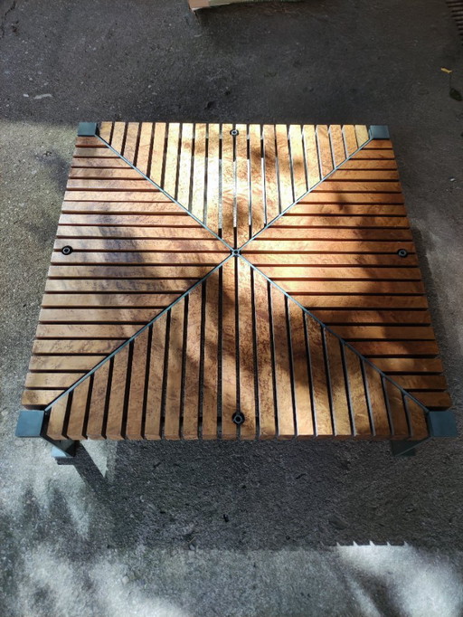 Design salontafel met metalen frame en fineerhout