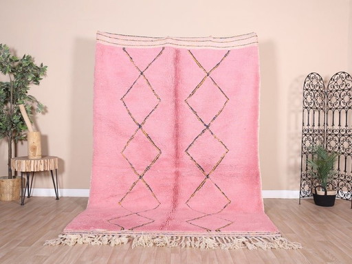 Tappeto berbero fatto a mano in pura lana, realizzato secondo la tradizione con motivi rosa, dimensioni 200/300 cm.