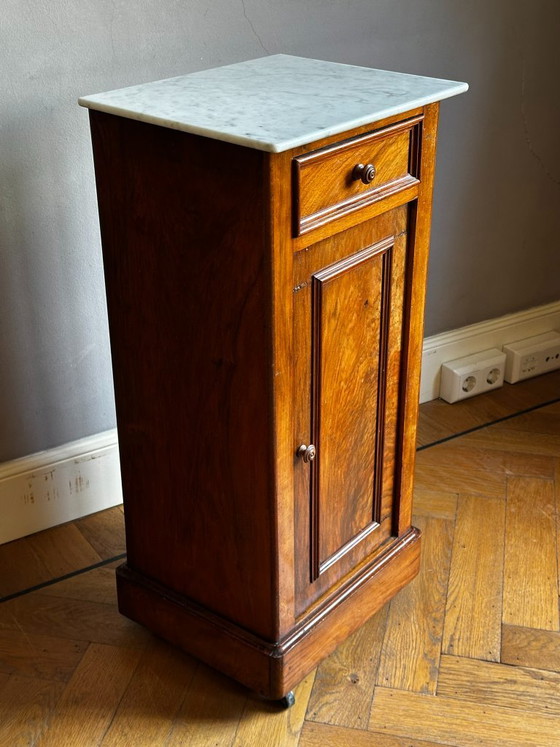 Comodino - Mogano con piano in marmo. – Comodini, Legno (photo 2 of 7)