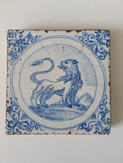 Antique 17th-century Delft Tile with Lion and Wan-Li Corners (c. 1630) – decoratieve objecten, Ceramic